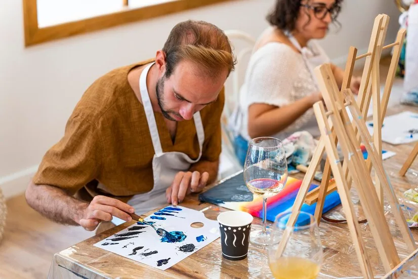 atelier-peinture-coups-pinceau-gorgees-parcours-artistique-amis_223582-3872
